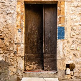 Une vieille porte en bois rustique dans une atmosphère méditerranéenne sur Wil Wijnen