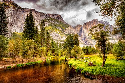 Landschap in Yosemite National Park in Californië met de Mercid rivier en de Yosemite watervallen
