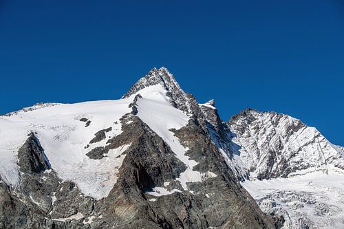 Großglockner Gipfel vor blauem Himmel