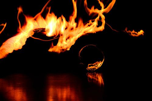 Kristallen bol - aarde opgeslokt door vuurgloed