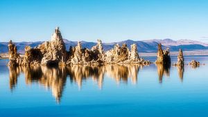 Reflektion von Kalktuff Formationen im Mono Lake in Kalifornien USA