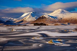 Gefrorenes Eis am Lochan na-h Achlaise mit schneebedecktem Black