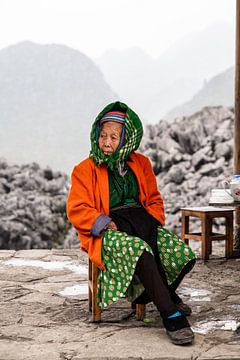 Portrait d'une vieille femme de la tribu vietnamienne des montagnes sur Romy Oomen