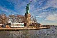 Het Vrijheidsbeeld in New York City USA dagaanzicht van de achterkant in Liberty Island met wolken i