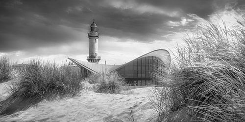 Vuurtoren op het strand van Warnemünde in zwart-wit