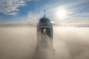 Peperbus kerktoren in Zwolle boven de mist van Sjoerd van der Wal Fotografie