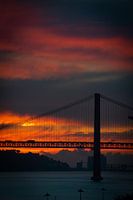 Brug silhouet tijdens spectaculaire zonsondergang