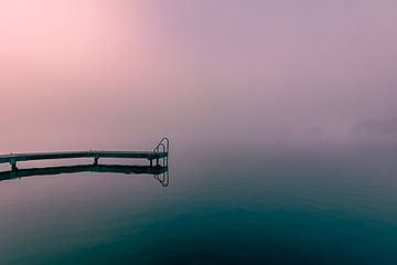 Schwimmsteg im Nebel