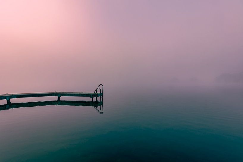 Schwimmsteg im Nebel von Patrick Herzberg