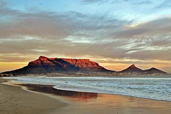 Landschaft mit dem Tafelberg in Kapstadt bei Sonnenaufgang
