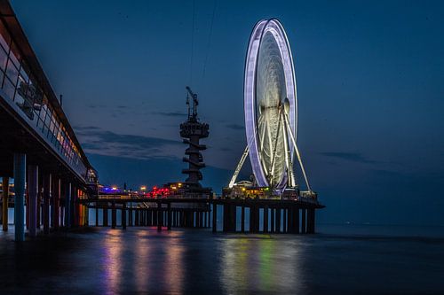 Pier van Scheveningen in de avond.