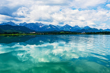 Vue sur le lac Forggensee et les Alpes de l'Allgäu près de Füssen