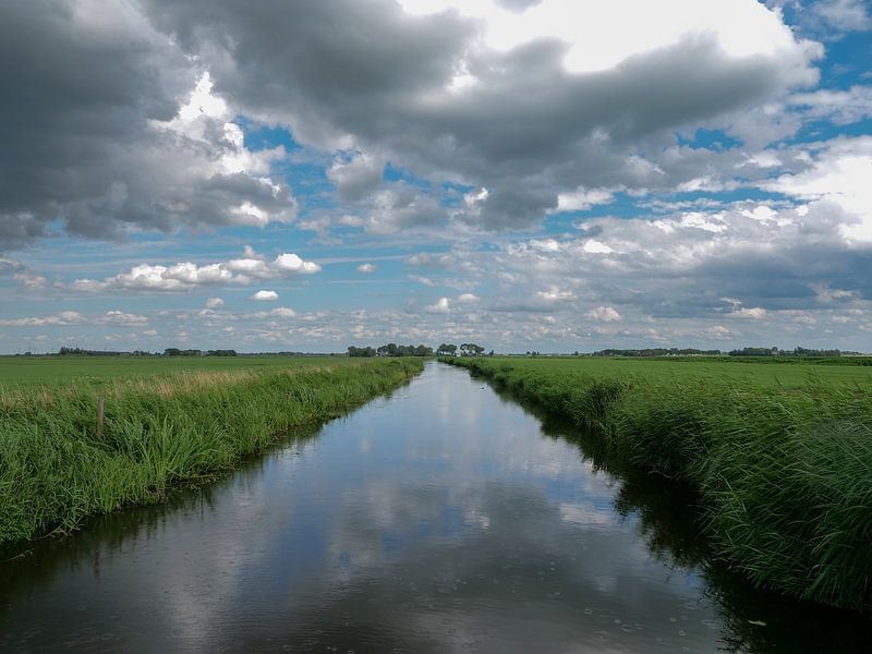 Eemnesservaart mit Wiesen und schönen Wolken von Robin Jongerden