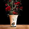 Fleurs rouges dans un vase sur Klaartje Majoor