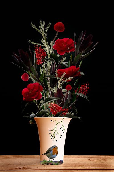 Rode bloemen in vaas van Klaartje Majoor