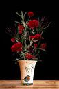 Rode bloemen in vaas van Klaartje Majoor thumbnail