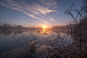 Prachtige zonsopkomst bij meer