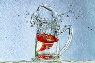 Splashing Pepper versus Strawberry    van Yvon van der Wijk thumbnail