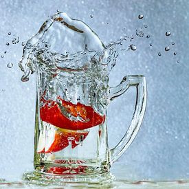 Splashing Pepper versus Erdbeere    von Yvon van der Wijk