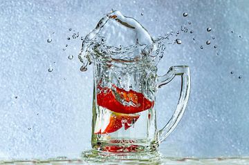 Splashing Pepper versus Erdbeere    von Yvon van der Wijk