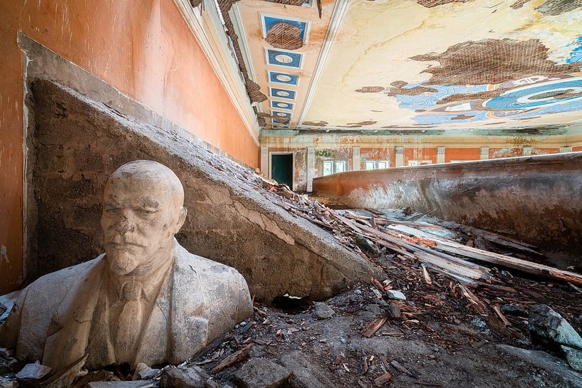 Verlassene Büste von Lenin. von Roman Robroek – Fotos verlassener Gebäude