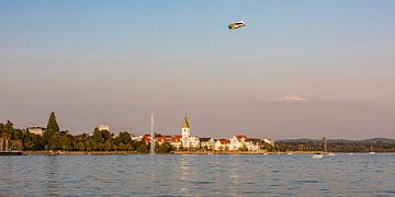 Le dirigeable Zeppelin NT au-dessus de Friedrichshafen, au bord du lac de Constance sur Werner Dieterich