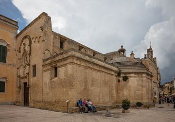 Kerk van Sint Dominic aan plein in centrum van Matera, Italie van Joost Adriaanse