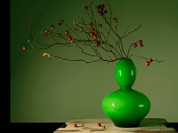 Stilleven met bloemen. Vaas in Groen met Rood van Alie Ekkelenkamp