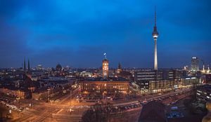 Berlin Skyline Nikolaiviertel Panorama zur blauen Stunde von Jean Claude Castor