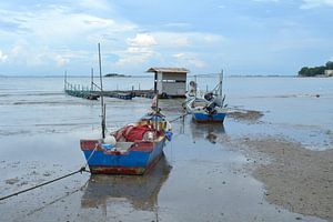 Zwei Fischerboote in der Nähe der schwimmenden Moschee in Penang