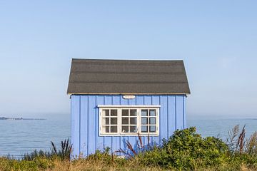Blauw strandhuisje Æro Denemarken van Sander Groenendijk