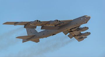 Take-off Boeing B-52H Stratofortress bommenwerper. van Jaap van den Berg