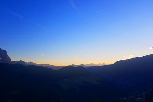 Alpenlandschap tijdens het blauwe uur
