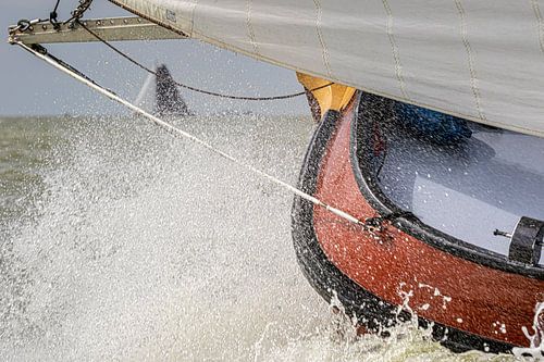 Boeg met opspattende golf