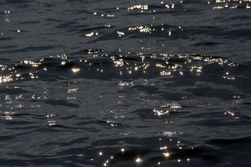 Dunkles wellenförmiges Wasser mit Reflexion der Sonne von Kristof Lauwers
