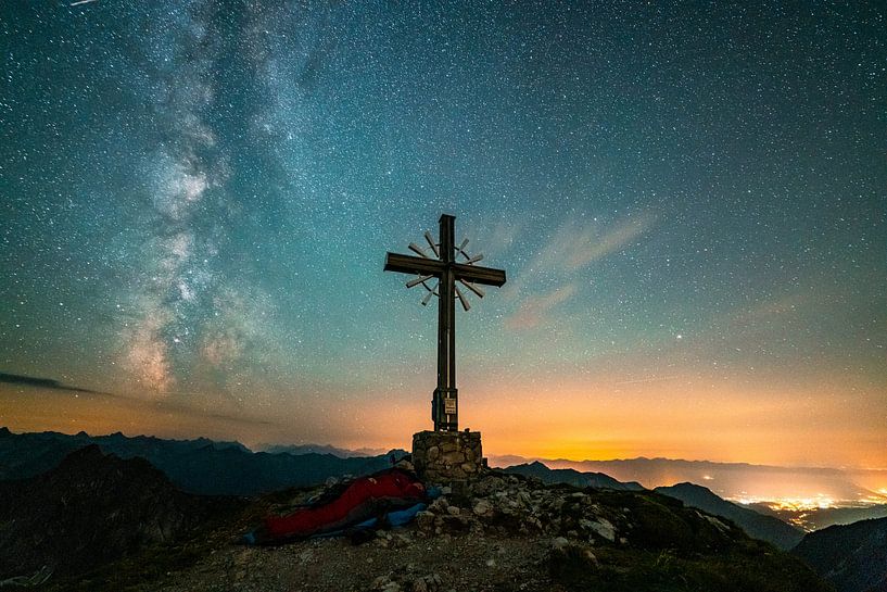 Ciel étoilé et voie lactée au-dessus des Alpes d&#039;Allgäu avec la croix du sommet du Gaishorn par Leo Schindzielorz