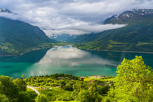 Blick über den Olden- und den Innvikfjord, Vestland, Norwegen