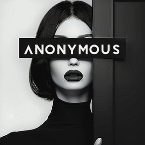 Anonym: Geheimnis und Eleganz im Schwarz-Weiß-Porträt