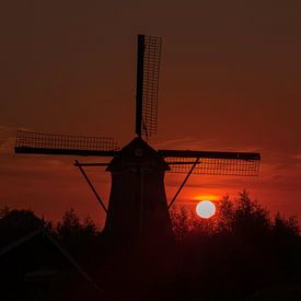 Zonsondergang achter een molen. van Silvia Groenendijk