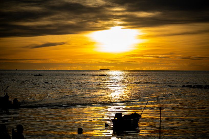 Le soleil en or - Wongamat Reflections par Franklin Driessen