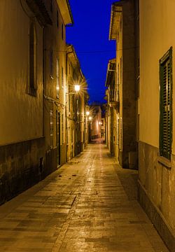 Nachtansicht einer Straße in der Altstadt von Alcudia auf der Insel Mallorca, Spanien von Alex Winter