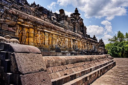 De gebeeldhouwde muren van de Borobudur tempel