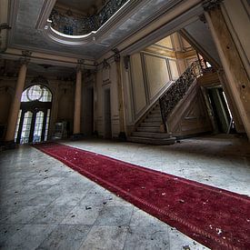 Der rote Teppich des Chateau Lumiere - Urban exploring France von Frens van der Sluis