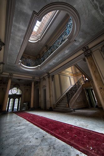 The Red Carpet of Chateau Lumiere - Urban exploring France