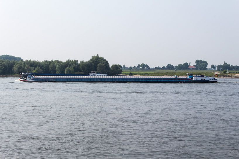 Vrachtschip op de Rijn van Jaap Mulder