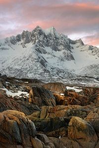 Wunderschöne Pastellfarben über den verschneiten Bergen von Senja in Norwegen