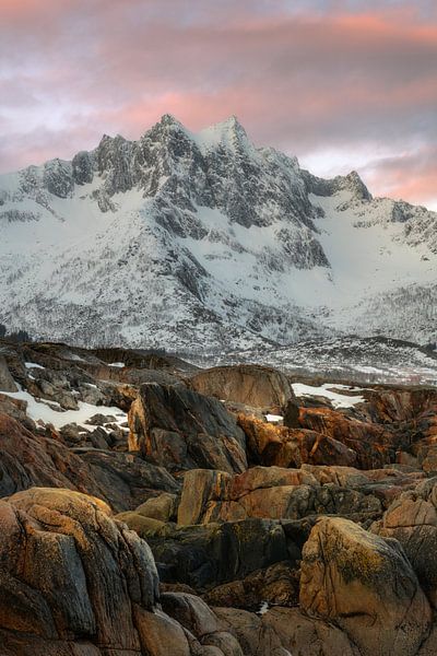Mooie pastekleuren boven de besneeuwde bergen van Senja in Noorwegen van Jos Pannekoek