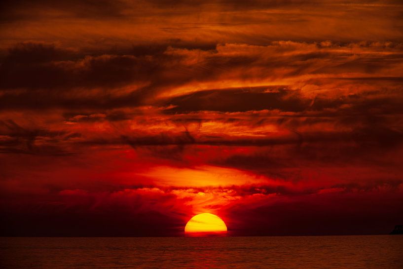 Sonnenuntergang, Wolken, Meer, feuerroter Himmel von Torsten Krüger