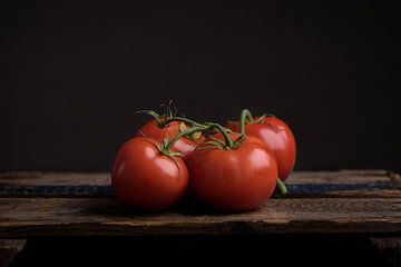 Tomaten op houten kist van Raoul van Meel