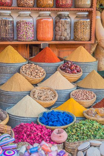 Kleurrijke kruiden en specerijen in Marokko